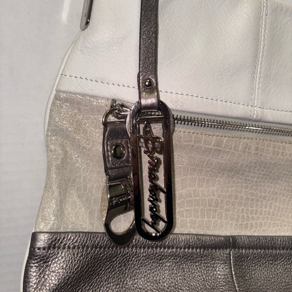 B MAKOWSKY METALLIC SILVER SOFT LEATHER HOBO STYLE HANDBAG - A8 - Picture 3 of 11